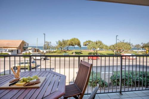 Balkón nebo terasa v ubytování Kings Beach Oceanfront Apartment With Pool