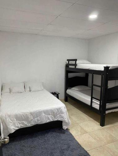 Ένα ή περισσότερα κρεβάτια σε δωμάτιο στο APARTAESTUDIO 4 PERSONAS - AIRE ACONDICIONADO - Mínimo 3 noches de estadía