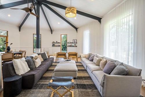 Χώρος καθιστικού στο The Noosa Ranch- Where Nature meets Luxury