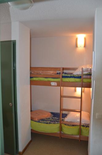 Cette petite chambre comprend 3 lits superposés. dans l'établissement appartement avec parking interieur drap non fourni, à Saint-François-Longchamp