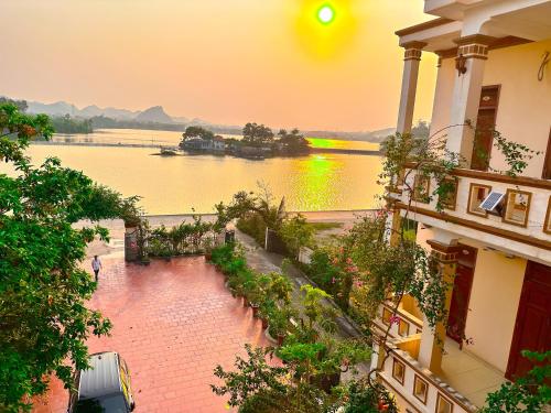 Blick auf einen See von einem Gebäude in der Unterkunft Lake View Ninh Binh in Tam Ðiệp