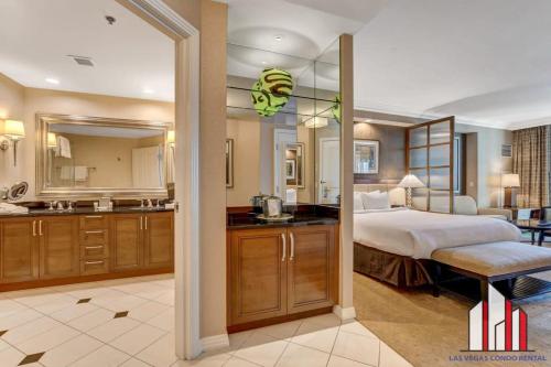Cama o camas de una habitación en MGM Signature-23-719 Strip View Jacuzzi Studio