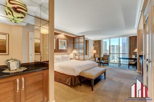Habitación de hotel con cama, escritorio y cocina en MGM Signature-23-719 Strip View Jacuzzi Studio, en Las Vegas