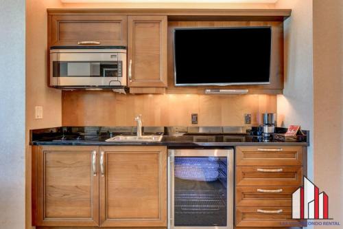 Una cocina o zona de cocina en MGM Signature-23-719 Strip View Jacuzzi Studio