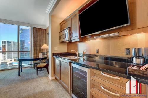 Una cocina o zona de cocina en MGM Signature-23-719 Strip View Jacuzzi Studio