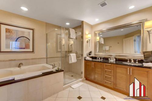 Un baño de MGM Signature-23-719 Strip View Jacuzzi Studio