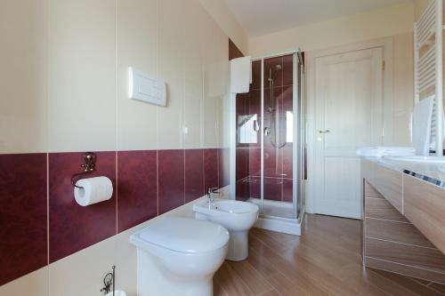 łazienka z toaletą i umywalką w obiekcie A Casa Nostra Residenza di Charme w mieście Candela