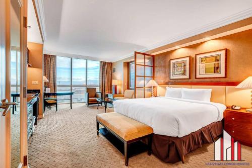 een hotelkamer met een groot bed en een bureau bij MGM Signature-12-718 Accessible Studio in Las Vegas