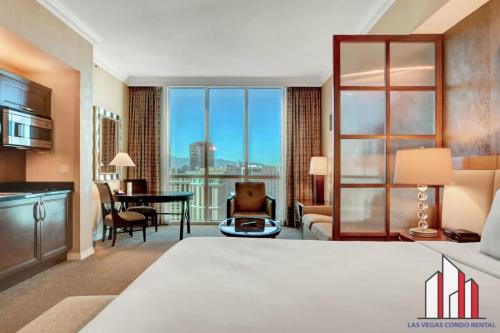 ein Hotelzimmer mit einem Bett und einem Wohnzimmer in der Unterkunft MGM Signature-36-603 Strip View Jacuzzi Studio in Las Vegas