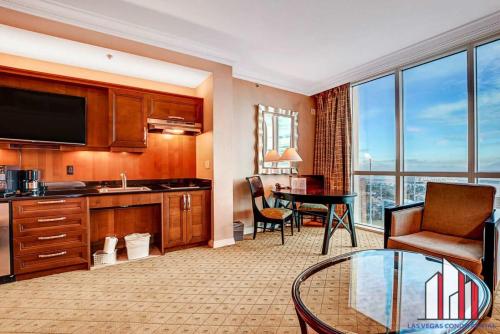 een hotelkamer met een keuken en een woonkamer bij MGM Signature-12-718 Accessible Studio in Las Vegas