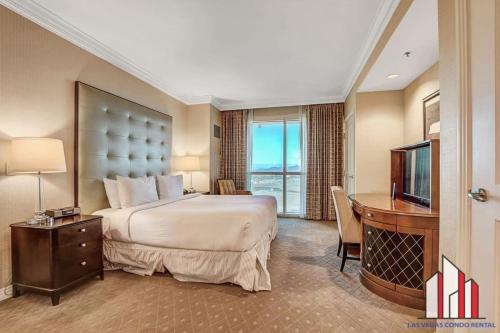 een hotelkamer met een bed, een bureau en een televisie bij MGM Signature-28-714 1BR 2-Bath Balcony Suite in Las Vegas