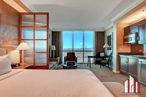een hotelkamer met een bed en een woonkamer bij MGM Signature-28-816 Jacuzzi Studio in Las Vegas