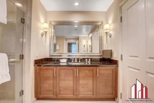 een badkamer met een wastafel en een spiegel bij MGM Signature-28-714 1BR 2-Bath Balcony Suite in Las Vegas