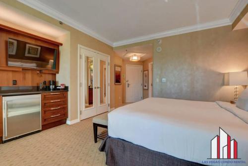 a large bedroom with a large bed and a kitchen at MGM Signature-02-604 Jacuzzi Studio in Las Vegas