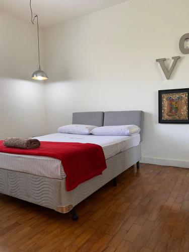 een slaapkamer met een bed met een rode deken erop bij Preferido em Oliveira in Oliveira