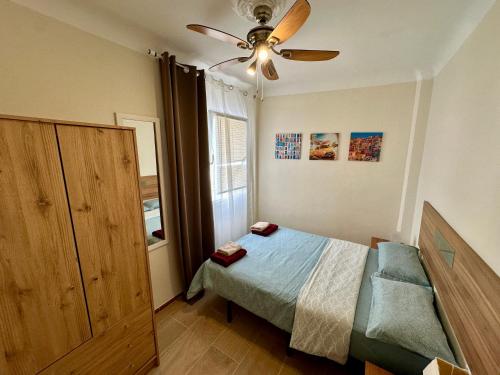 a bedroom with a bed and a ceiling fan at Spanish style flat close to center in Alicante