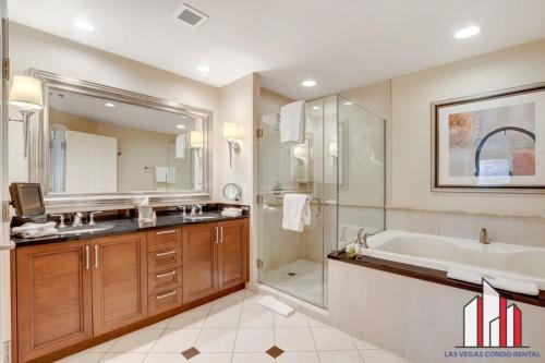 y baño con bañera, ducha y lavamanos. en MGM Signature-04-707 Strip View Balcony Studio, en Las Vegas