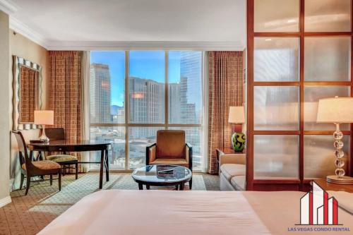 um quarto de hotel com vista para uma sala de estar em MGM Signature-17-703 Strip View Jacuzzi Studio em Las Vegas