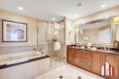 ein Bad mit einer Badewanne, einem Waschbecken und einer Dusche in der Unterkunft MGM Signature-11-604 Jacuzzi Studio in Las Vegas