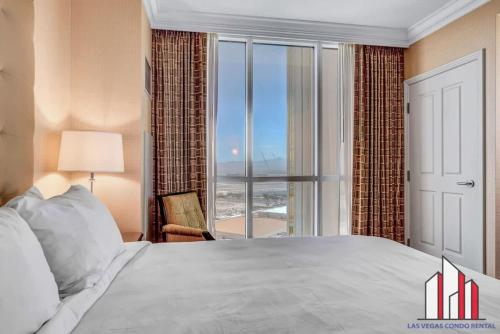 um quarto com uma cama e uma grande janela em MGM Signature-25-702 1Bedroom 2Bath Balcony Suite em Las Vegas