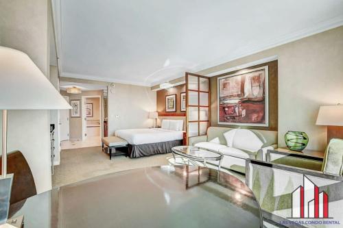 ein Wohnzimmer mit einem Sofa und einem Bett in der Unterkunft MGM Signature-11-604 Jacuzzi Studio in Las Vegas