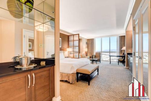 Habitación de hotel con cama extragrande y baño. en MGM Signature-16-704 Jacuzzi Studio, en Las Vegas