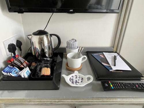 Kemudahan buat kopi dan teh di Trefoil Guest House