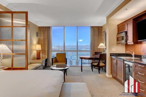 um quarto de hotel com uma cozinha e uma sala de estar em MGM Signature-11-704 Jacuzzi Studio em Las Vegas