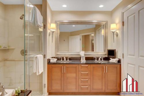 uma casa de banho com um lavatório e um espelho em MGM Signature-11-704 Jacuzzi Studio em Las Vegas