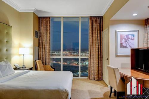Кровать или кровати в номере MGM Signature-29-602 1Br 2Ba Balcony Jacuzzi Suite