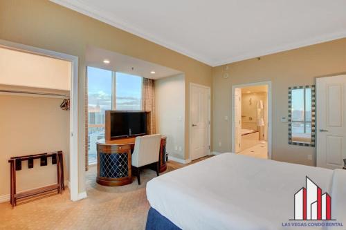 Телевизор и/или развлекательный центр в MGM Signature-29-602 1Br 2Ba Balcony Jacuzzi Suite