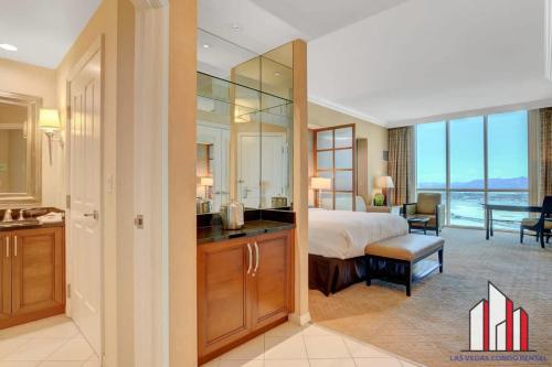 Ένα ή περισσότερα κρεβάτια σε δωμάτιο στο MGM Signature-29-604 Jacuzzi Studio