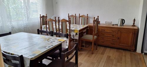 jadalnia ze stołem, stołem i krzesłami w obiekcie Bajam Apartments w Ochrydzie