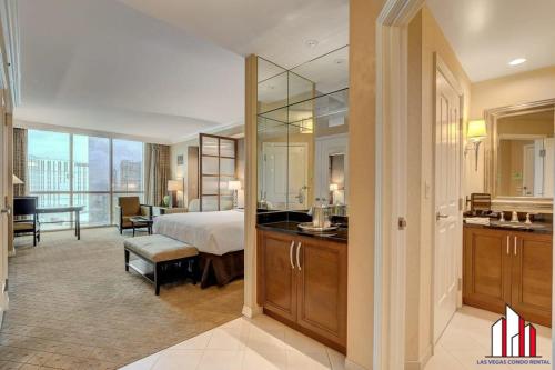 um quarto de hotel com uma cama e um banheiro em MGM Signature-22-611 Strip View Jacuzzi Studio em Las Vegas