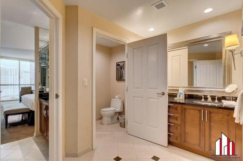 um banheiro com vaso sanitário e pia em MGM Signature-22-611 Strip View Jacuzzi Studio em Las Vegas