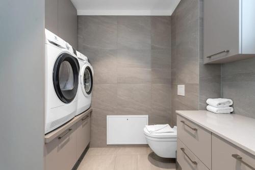 Spacious Luxury 3BR Apartment with 2 bathrooms 1003 tesisinde bir banyo