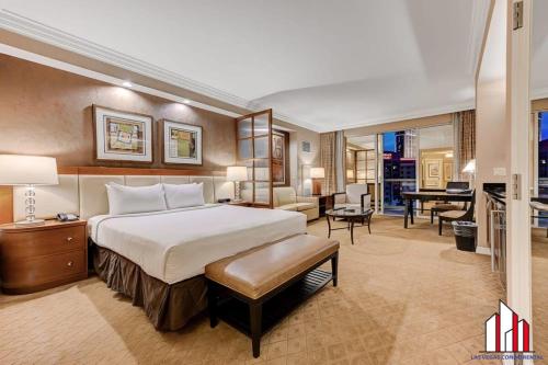 En eller flere senge i et værelse på MGM Signature-04-705 Strip View Balcony Studio