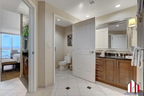 een badkamer met een toilet, een wastafel en een toilet bij MGM Signature-20-618 Jacuzzi Studio in Las Vegas