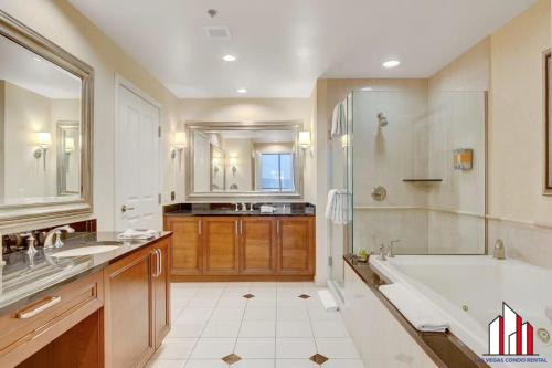 ein großes Bad mit einer Badewanne und einem Waschbecken in der Unterkunft MGM Signature-20-620 1Br 2Ba Balcony Suite in Las Vegas