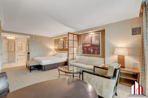 um quarto de hotel com uma cama e um sofá em MGM Signature-20-609 Strip View Jacuzzi Studio em Las Vegas