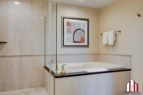 MGM Signature-24-606 Jacuzzi Studioにあるバスルーム