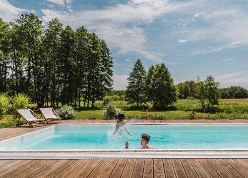 duas pessoas a brincar numa piscina em Willa Bizorenda em Małogoszcz