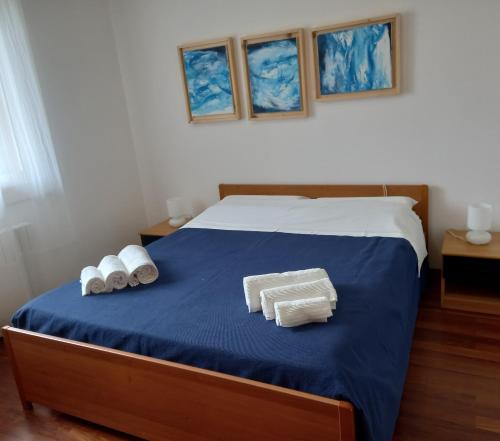 Arcade的住宿－Casa vacanze La Madonnetta，一间卧室配有一张床,上面有两条毛巾