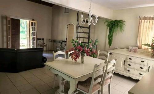jadalnia z białym stołem i krzesłami w obiekcie casa de campo em chacará w mieście Kurytyba