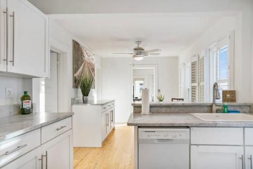 Köök või kööginurk majutusasutuses Beach Cottage! 100 Steps to the Sand, Pets OK, Private Deck!