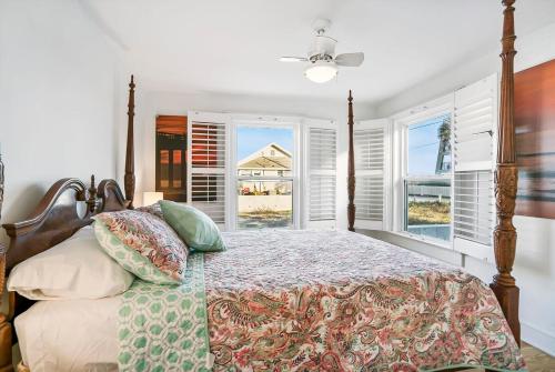 - une chambre avec un lit et une fenêtre dans l'établissement Beach Cottage! 100 Steps to the Sand, Pets OK, Private Deck!, à Saint Augustine