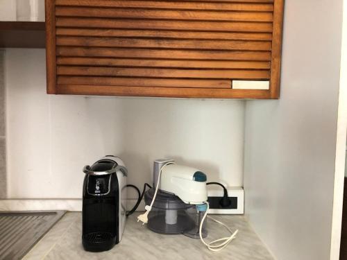 a kitchen with a coffee maker and a coffeemaker at Casa Indipendente I DUE MARI in Porto Torres