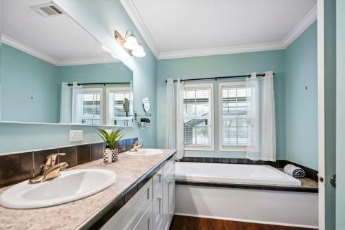 Koupelna v ubytování Sparkling Blue Pool Home! Walk to Beach, Publix