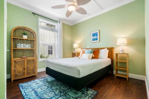 Postel nebo postele na pokoji v ubytování Sparkling Blue Pool Home! Walk to Beach, Publix
