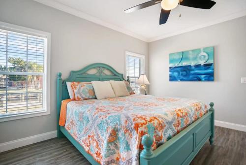 sypialnia z łóżkiem i wentylatorem sufitowym w obiekcie Canal Front Home! Walk to Beach, Porch, Fishing w mieście St. Augustine